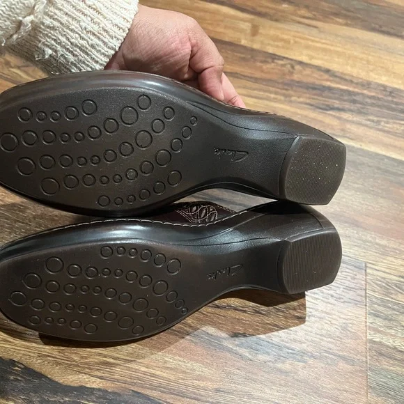 Clarks Women's Dark Brown Clogs Comfort Shows EUC Size 9 Brown Taylor Color - Picture 2 of 6